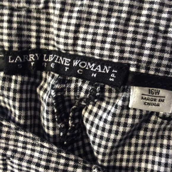 Larry Levine Woman Gingham Check Shorts - Picture 6 of 8
